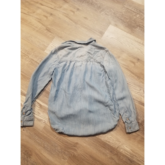 💘 American Eagle Chambray Boyfriend Fit Top - Picture 2 of 3